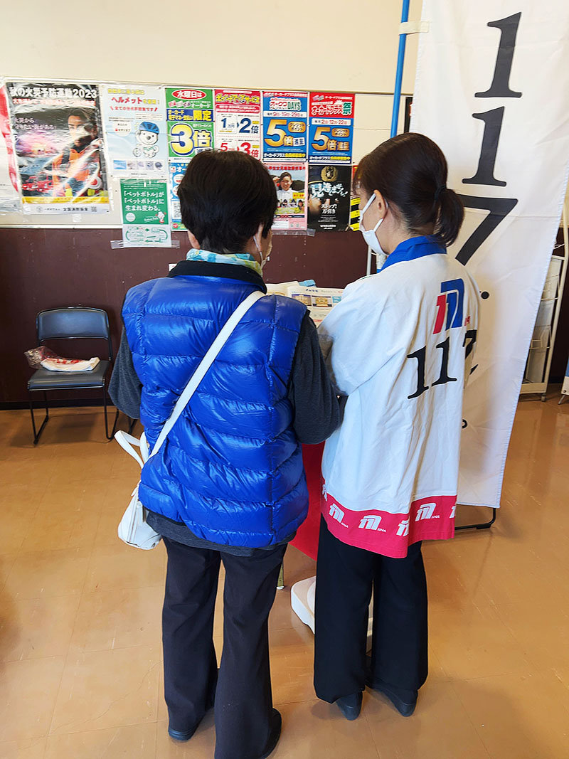 １１７システムの説明を行っています。