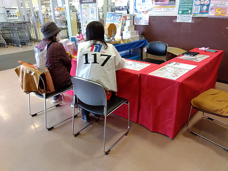 親身に話を聞いている写真