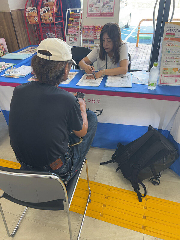 お客様をご案内しています