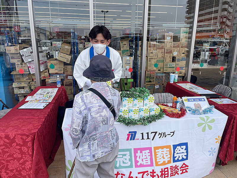 お客様にガラガラ抽選をしていただいております